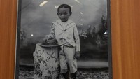 <p>Anak-anak pada masa itu kerap terlihat mengenakan pakaian berlengan panjang dengan celana selutut. Tak hanya itu, mereka juga mengenakan sepatu kulit tinggi. (Foto: Dokumentasi Museum Kartini)</p>