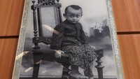 <p>Gaya tradisional juga terlihat ketika mereka mengenakan kain dan kebaya, Bunda. Tak hanya orang dewasa, anak-anak juga mengenakan pakaian serupa, lho. (Foto: Dokumentasi Museum Kartini)</p>