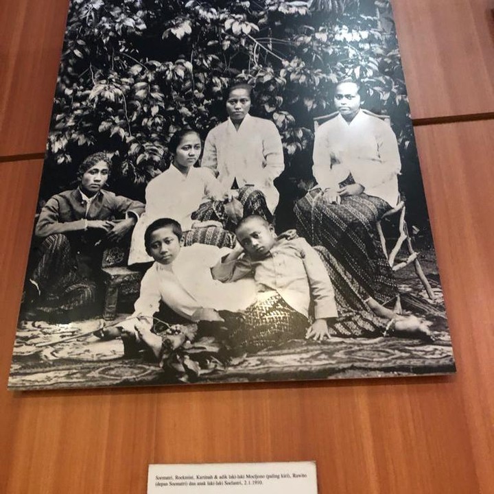 <p>RA Kartini dan saudara-saudaranya juga kerap difoto. Dalam salah satu potret, penulis buku <em>Habis Gelap Terbitlah Terang</em> ini terlihat berpose bersama adik dan kakaknya. (Foto: Dokumentasi Museum Kartini)</p>