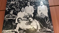 <p>RA Kartini dan saudara-saudaranya juga kerap difoto. Dalam potret berikut, penulis buku Habis Gelap Terbitlah Terang ini terlihat berpose bersama adik dan kakaknya. (Foto: Dokumentasi Museum Kartini)</p>