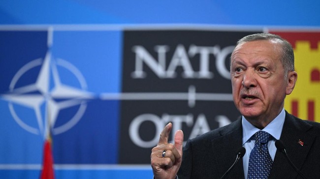 Turki kekeh menolak Swedia masuk Aliansi Pertahanan Negara Atlantik Utara (NATO) jika Stockholm membiarkan aksi pembakaran Al Quran oleh Rasmus Paludan.