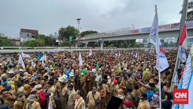 Kritik Kades 9 Tahun, Pria Bengkulu Minta Maaf Usai Ditemui Papdesi Gegara videonya yang mengkritik usul kades 9 Tahun viral, seorang pria di Bengkulu dipanggil DPD Papdesi Bengkulu Selatan.