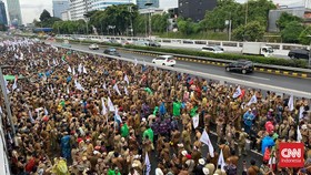 Massa Perangkat Desa Membeludak, Jalur dari Sudirman ke DPR Dialihkan
