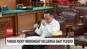VIDEO: Ricky Rizal Terbata Bata Sambil Menangis Membaca Pledoinya