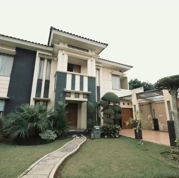 <p>Narji Cagur memiliki rumah nan megah yang terlihat seperti istana. Rumah tersebut dibangun di atas lahan seluas 2 hektare, Bunda. (Foto: YouTube AH)</p>
