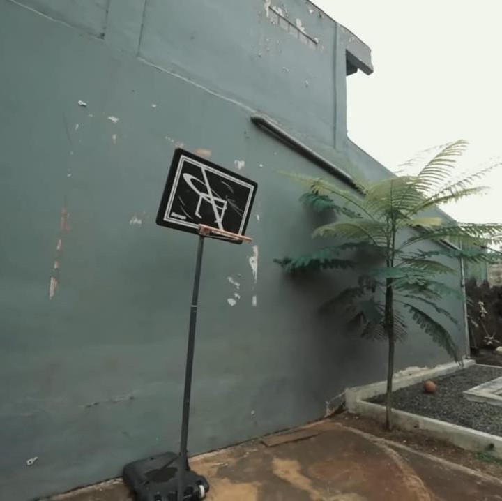 <p>Narji pun memanfaatkan area halaman belakangnya untuk beberapa fasilitas. Fasilitas pertama adalah lapangan basket. Ia memilih membuat lapangan ini karena mengaku hobi bermain basket bersama anak-anaknya, Bunda. (Foto: YouTube AH)</p>