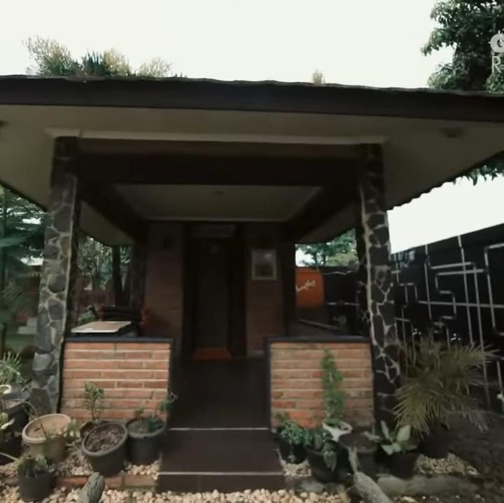 <p>Faslitas kedua yang ada di halaman belakangnya adalah pendopo untuk anak-anaknya mengaji. Narji menyampaikan pendopo ini juga sering digunakan anak-anaknya untuk belajar dengan tenang agar tidak terganggu dengan sekitarnya. (Foto: YouTube AH)</p>