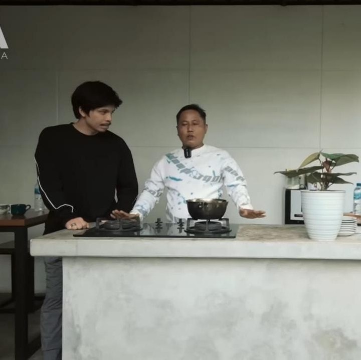 <p>Rumah milik pelawak yang satu ini menyediakan dua dapur, yakni dapur di dalam rumah dan dapur di halaman belakang. Dapur mini yang satu ini sering digunakan untuk acara keluarga atau teman-teman, seperti bakar-bakar. (Foto: YouTube AH)</p>