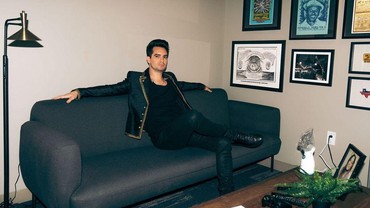 Sedih, Brendon Urie Umumkan Panic! At the Disco Bubar
