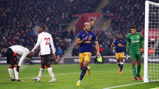 Newcastle United mengalahkan Southampton dalam leg pertama semifinal Piala Liga atau Carabao Cup di Stadion St. Mary, Rabu (25/1) dini hari waktu Indonesia.