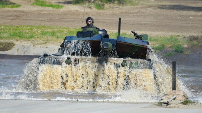 Negara-negara anggota NATO berencana mengirim tank ke Ukraina untuk memukul mundur Rusia.