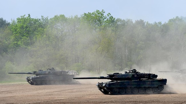 Negara-negara Barat Diklaim Bakal Kirim 321 Tank ke Ukraina Dubes Ukraina untuk Prancis Vadym Omelchenko mengklaim negara-negara Barat bakal mengirimkan 321 tank untuk melawan Rusia.