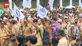 VIDEO: Ribuan Massa Perangkat Desa Demo di DPR, Sempat Bikin Macet