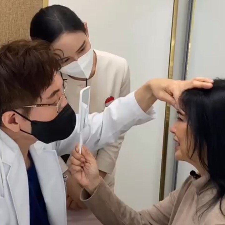 <p>Tindakan tersebut dilakukan Titi DJ di di Gangnam, Korea Selatan, pada tanggal 6 Januari 2023. (Foto: Instagram @ti2dj)<br /><br /><br /></p>