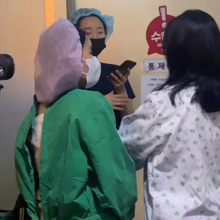 <p>Sebagai mana yang diceritakannya, operasi tersebut berlangsung selama enam jam. Untungnya semua prosedur yang dilakukan berjalan dengan lancar. "Operasi berlangsung selama 6 jam. Dari jam 12:30 sampai jam 18:30. <em>Alhamdulillah</em> lagi operasinya berjalan lancar. Aku bangun sudah di kamar di RS, untuk nginep sehari disitu," bebernya. (Foto: Instagram @ti2dj)<br /><br /><br /></p>
