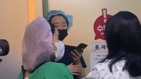 30. <em>Alhamdulillah</em> lagi operasinya melangkah lancar. Aku bangun sudah di kamar di RS, untuk nginep sehari disitu," bebernya. (Foto: Instagram @ti2dj)<br /><br /><br /></p>