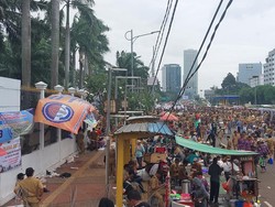 Demo Depan DPR, Pedagang Bakso Sempat-sempatnya Buka Terpal Gelar Dagangan
