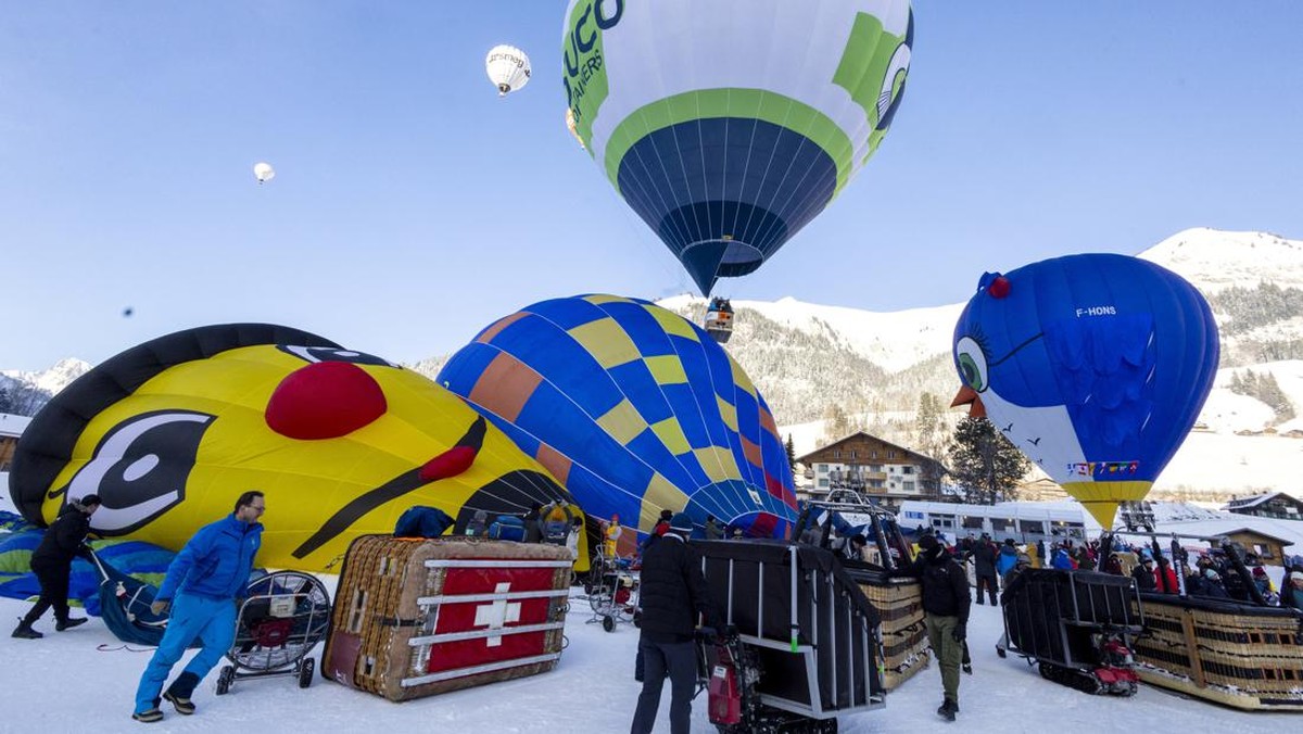 FOTO: Warna-warni Festival Balon Udara Berlatar Pegunungan Salju Swiss