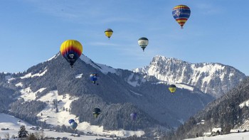 FOTO: Warna-warni Festival Balon Udara Berlatar Pegunungan Salju Swiss