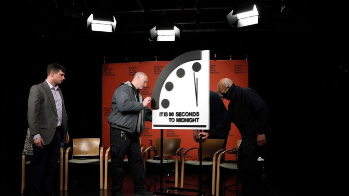 WASHINGTON, DC - JANUARY 24: The 2023 Doomsday Clock is moved ahead of a live-streamed event with members of the Bulletin of the Atomic Scientists on January 24, 2023 in Washington, DC. This year the Doomsday Clock is set at ninety seconds to Midnight (Photo by Anna Moneymaker/Getty Images)