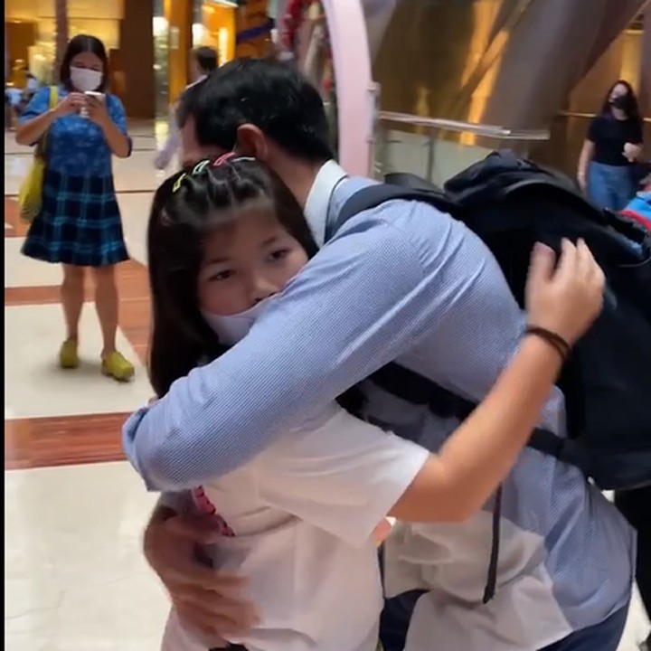 <p>Saat sampai tujuan, Adrian Maulana dan keluarganya pun berpisah. "Kita pisah di sini beberapa jam. Insya Allah nanti ketemu lagi. Ayah ngantor dulu, nak. Sampai nanti ya," ujarnya. (Foto: Instagram @adrianmaulana)<br /><br /><br /></p>