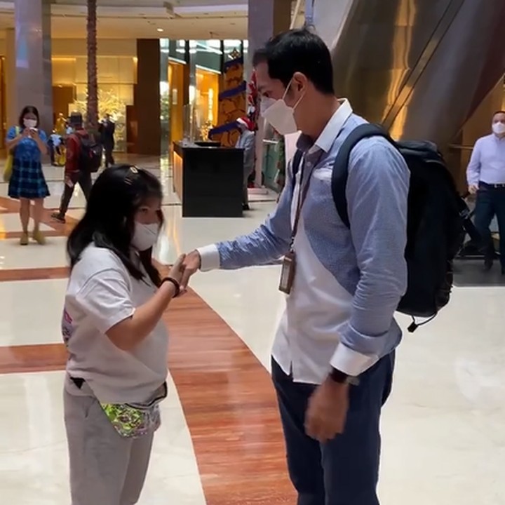 <p>Diantar istri dan anak menjadi momen yang sangat berarti bagi Adrian Maulana. Ini karena ia bisa menghabiskan waktu lebih banyak bersama sang putri. "Alhamdulillah bisa main lebih lama dari biasanya," tuturnya. (Foto: Instagram @adrianmaulana)<br /><br /><br /></p>