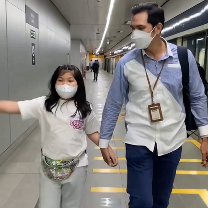 <p>Kehangatan Adrian Maulana bersama keluarga terlihat ketika mengajak anak dan istri naik kendaraan umum MRT. Dalam kesempatan ini, sang putri mengantar Adrian menuju kantor. "Ada yang hari ini bareng sama ayah ke kantor naik MRT," tulisnya dalam video singkat di akun Instagram @adrianmaulana. (Foto: Instagram @adrianmaulana)<br /><br /><br /></p>