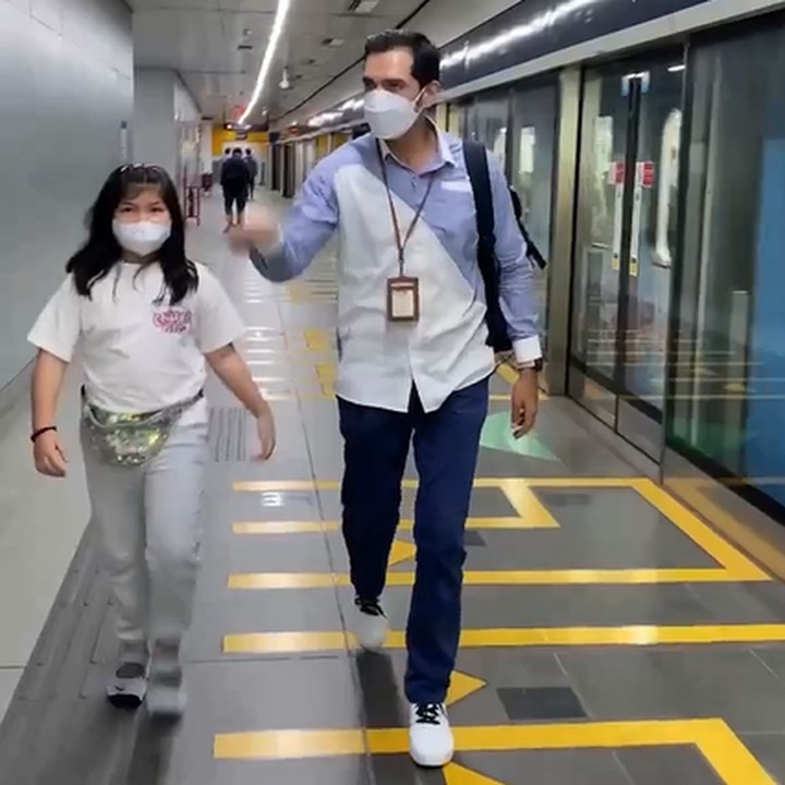 <p>Kini, Adrian Maulana juga disibukkan sebagai pekerja kantoran, Bunda. Ia juga dikenal sebagai seorang family man, nih. (Foto: Instagram @adrianmaulana)<br /><br /><br /></p>