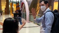 <p>Konten manis Adrian Maulana tentunya menuai beragam komentar dari netizen. "Jaman dulu kalo main sinetron mas Adrian ini sering kebagian peran antagonis. Ternyata aslinya hangat banget sama keluarga," ujar akun @rachmi****. (Foto: Instagram @adrianmaulana)</p>