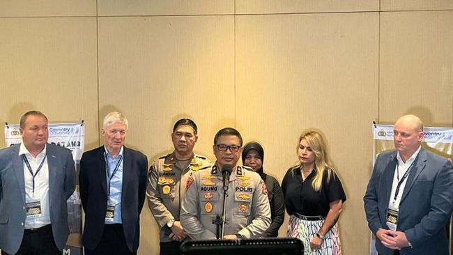 Polri Kursus Manajemen Pengamanan Stadion, Gandeng Ahli dari Inggris Polri menggandeng ahli dari Inggris untuk gelar kursus manajemen pengamanan stadion agar semua, termasuk penonton tetap aman dan nyaman.