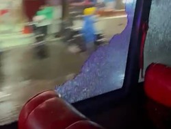 Suasana Mencekam saat Bus Arema FC Dirusak Usai Laga di Sleman