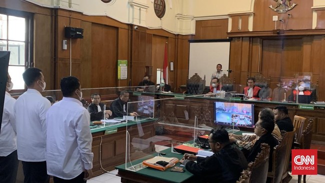 Majelis hakim PN Surabaya memutuskan sidang tiga polisi terdakwa Tragedi Kanjuruhan digelar secara offline. Para terdakwa diminta dihadirkan di ruang sidang.