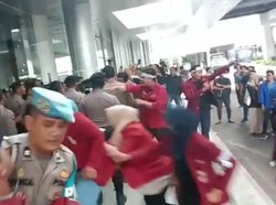 Ricuh Demo Mahasiswa di Medan, Massa Paksa Masuk Gedung DPRD