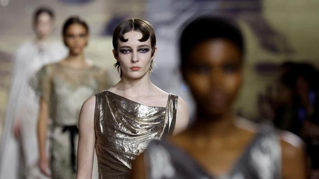 Maria Grazia Chiuri mengutip Josephine Baker sebagai inspirasi dalam desainnya, menggabungkan elemen kabaret dan savoir-faire atelier dalam kreasinya.