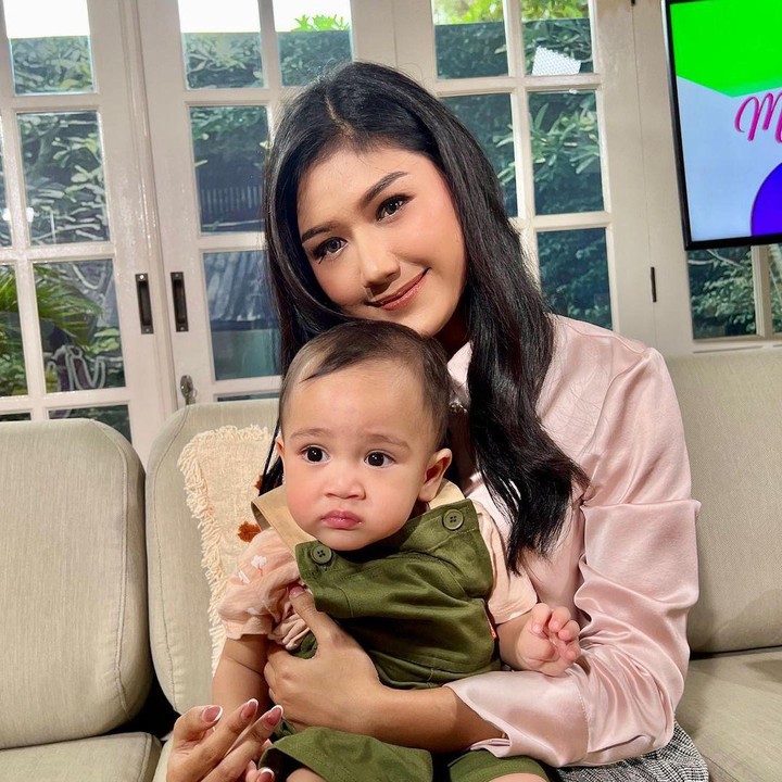 <p>Ini bukan pertemuan pertama Erina dan Cipung, Bunda. Sebelumnya, Erina juga pernah beberapa kali bertemu dengan Cipung. Erina sangat senang ketika bertemu lagi dengan bayi berusia 1 tahun itu. "Ketemu lagi sama Rayyanza abubu hacikulee," kata Erina. (Foto: Instagram @erinagudono)</p>
