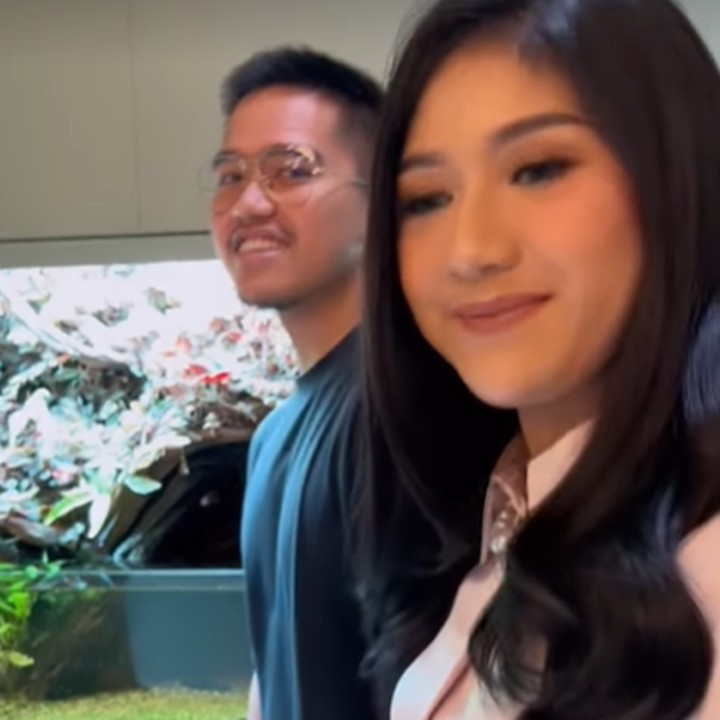 <p>Kaesang Pangarep dan Erina Sofia Gudono baru-baru ini muncul di Instagram Story Nagita Slavina dan Raffi Ahmad, Bunda. Kaesang dan Erina tengah berkunjung ke rumah pasangan itu. (Foto: Instagram @erinagudono)</p>