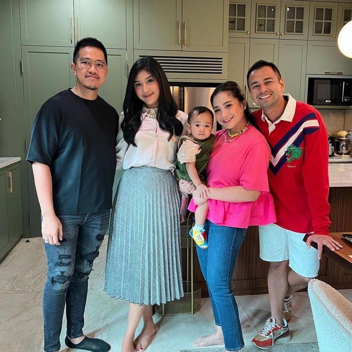 <p>Kedatangan Kaesang dan Erina ke rumah Raffi dan Nagita ditujukan untuk membuat vlog bersama Rans Entertainment. Pasangan ini juga bertemu dengan Cipung alias Rayyanza Malik Ahmad. "Hari ini sama Mas @kaesangp bersama Aa’ dan Kak @raffinagita1717, Rayyanza, dan Rafathar," tulis Erina. (Foto: Instagram @erinagudono)</p>