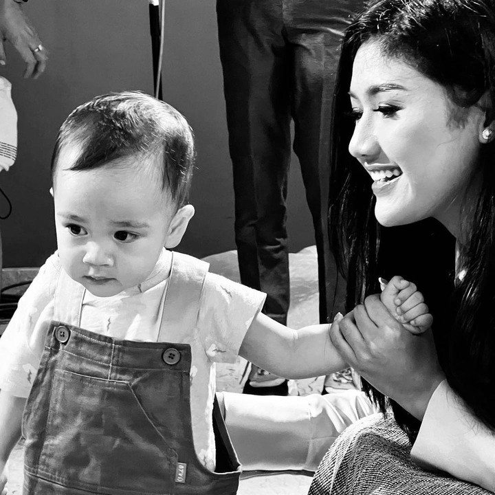 <p>Potret kedekatan Erina dan Cipung membuat warganet gemas, Bunda. Tak sedikit pula yang mendoakan agar Erina dan Kaesang segera dikaruniai momongan. <em>"gemeshhh ihhh, smga cpt pnya bby juga ya mba,"</em> komentar akun @anandaag****. (Foto: Instagram @erinagudono)</p>