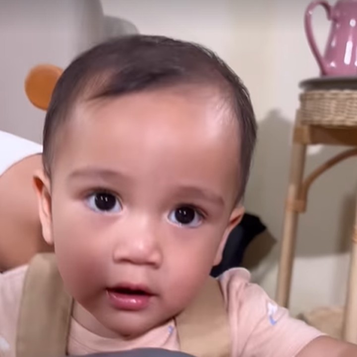 <p>Ketika berkunjung ke rumah Raffi dan Nagita, Erina tak melewatkan kesempatan untuk bermain bersama Cipung. Ia asyik mengajak Cipung bermain selesai melakukan makan siang bersama. (Foto: Instagram @erinagudono)</p>