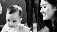 <p>Potret kedekatan Erina dan Cipung membuat warganet gemas, Bunda. Tak sedikit pula yang mendoakan agar Erina dan Kaesang segera dikaruniai momongan. <em>"gemeshhh ihhh, smga cpt pnya bby juga ya mba,"</em> komentar akun @anandaag****. (Foto: Instagram @erinagudono)</p>