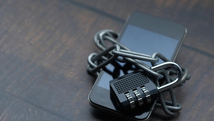 Ilustrasi cara membuka kunci pola handphone (hp).