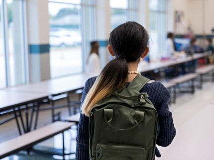 Benarkah Anak Introvert Susah Bergaul di Sekolah? Ini Tips Mengatasinya