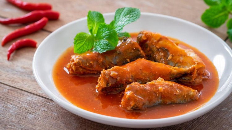 Ilustrasi Manfaat Ikan bagi Anak Canned fish in tomato sauce on plate