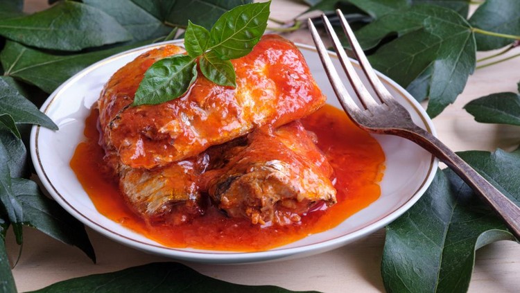 Ilustrasi Manfaat Ikan bagi Anak Canned fish in tomato sauce on plate