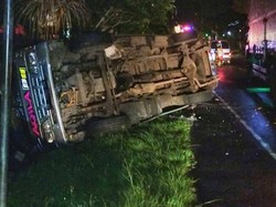 Truk Tronton Hantam Minibus hingga Terbalik di Jalan Denpasar-Gilimanuk