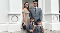 <p>Potret keluarga Alisia Rininta selalu menuai sorotan netizen. Pasalnya, mereka kerap tampil kompak dan harmonis di setiap kesempatan, nih. (Foto: Instagram @alisiarininta22)</p>