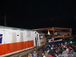 Kereta Api Tabrak Truk Angkut Mobil di Mojokerto, Perjalanan 3 KA Terganggu