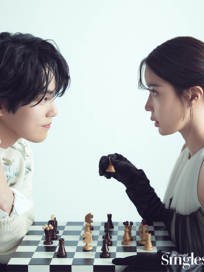 Drama ini pun sangat dinantikan oleh penggemar, terlebih dengan chemistry keduanya yang patut diantisipasi serta menjadi comeback Kim Jung Hyun setelah beberapa saat hiatus./ Foto: Singles Magazine via Soompi