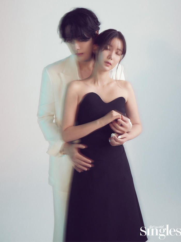 Memancarkan visual yang menawan, keduanya tampil elegan dengan outfit yang didominasi berwarna hitam dan putih./ Foto: Singles Magazine via Soompi