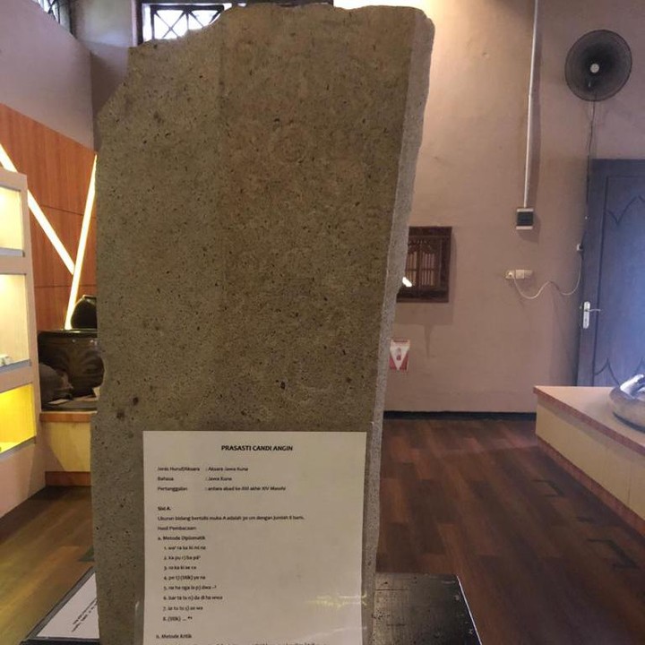 <p>Salah satunya prasasti unik yang ditemukan warga dari Dukuh Duplak Desa Tempur, Kecamatan Keling, Jepara pada 2013 silam. Diketahui, prasti bernama Candi Angin ini memiliki bentuk persegi panjang dengan ketinggian 82 centimeter (cm), lebar 30 cm dan tebal 5 cm. (Foto: Iin Yumiyanti/HaiBundacom)<br /><br /><br /></p>